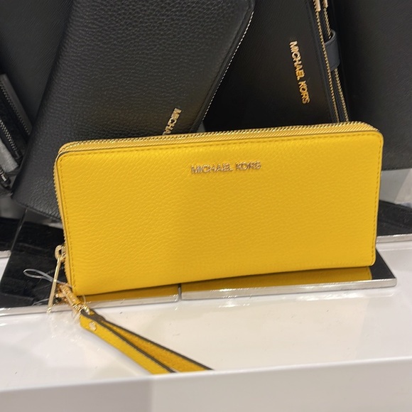 Michael Kors Jet Set Travel Large Travel CONTINENTAL 
BUTTER NWT - Picture 1 of 16